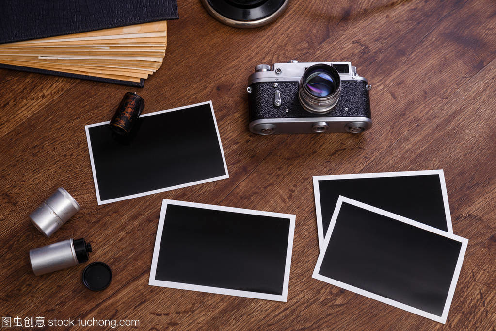 老式照片相機。空白的相框