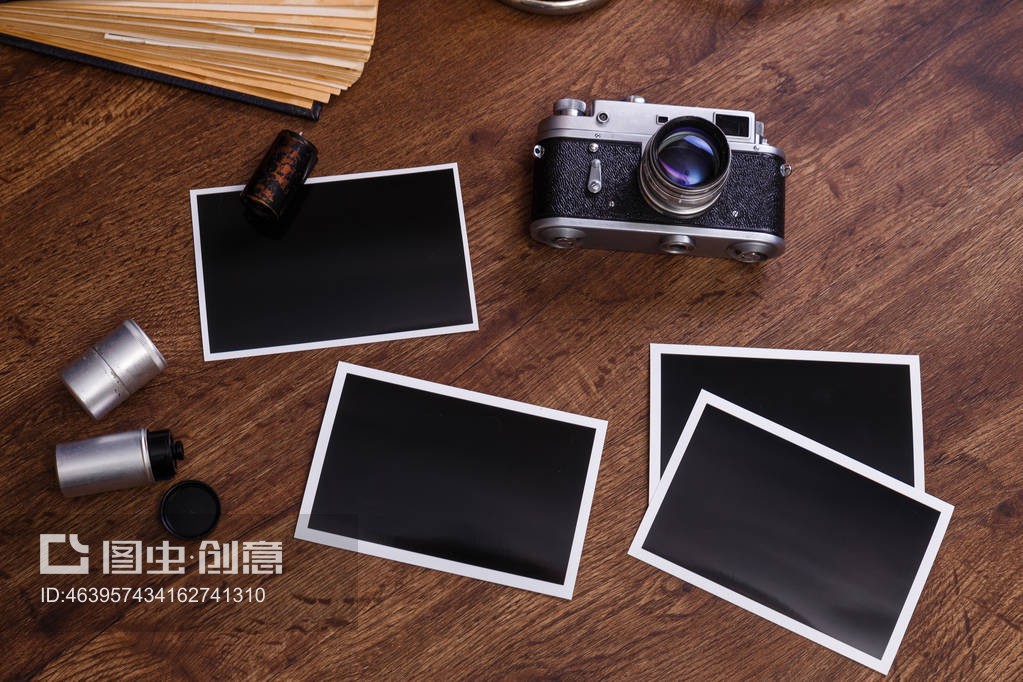 復(fù)古攝影機(jī)空白相框Vintage photo camera. Blank photo frames.